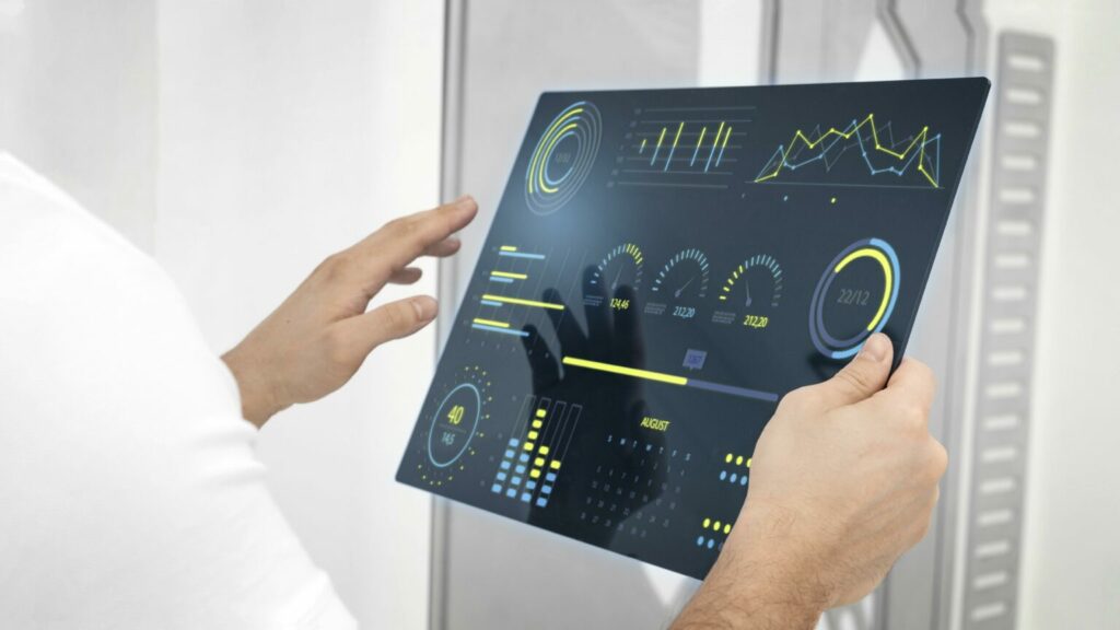 Tendencias en comunicación corporativa para 2025: Guía completa para el éxito 1 close up hand holding futuristic screen 1536x864 1