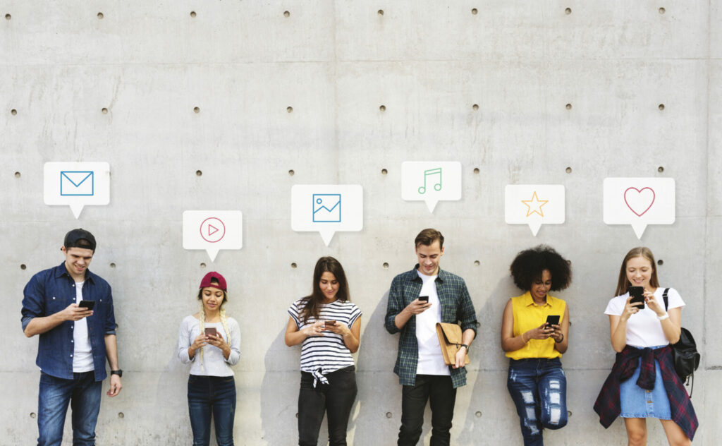Domina el algoritmo: la ciencia y el arte de gestionar redes sociales con éxito 1 group diverse people using their phones 1536x948 1