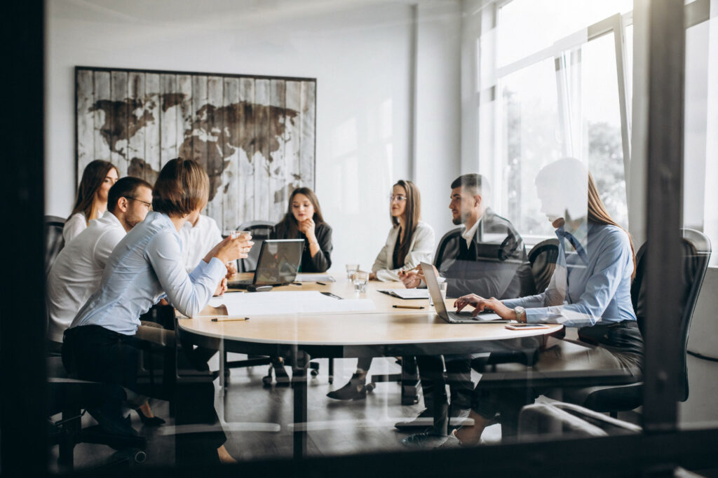 El papel estratégico de las relaciones públicas dentro de la comunicación 1 grupo de personas trabajando en un plan de negocios en una oficina