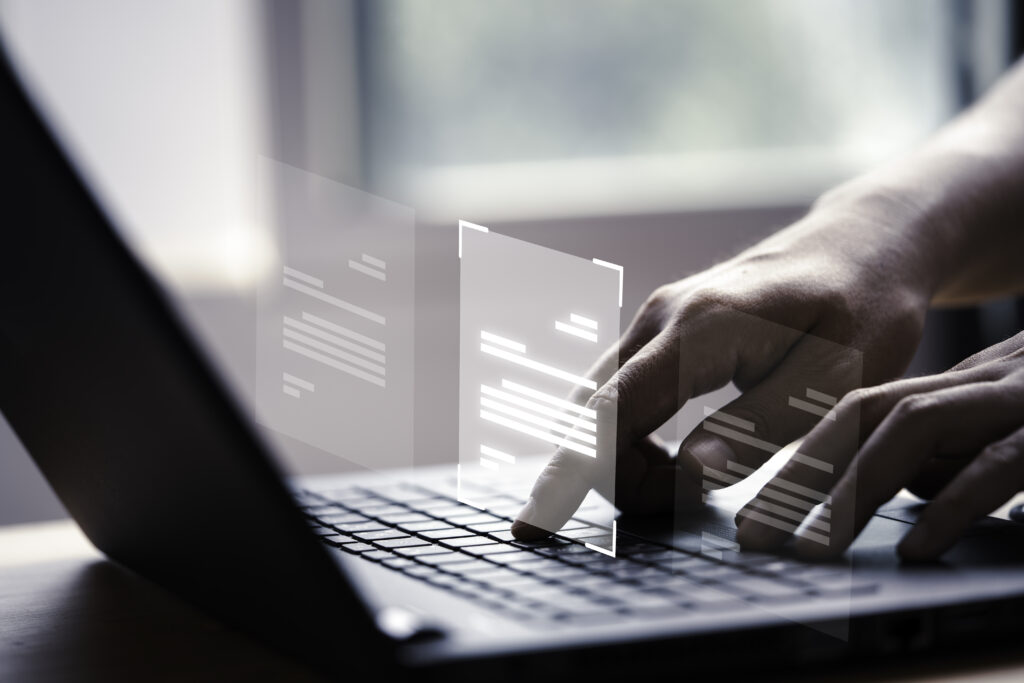 El papel estratégico de las relaciones públicas dentro de la comunicación 2 mano usando una computadora portatil con pantalla virtual y documento para aprobar en linea el concepto de gestion de erp y garantia de calidad sin papel