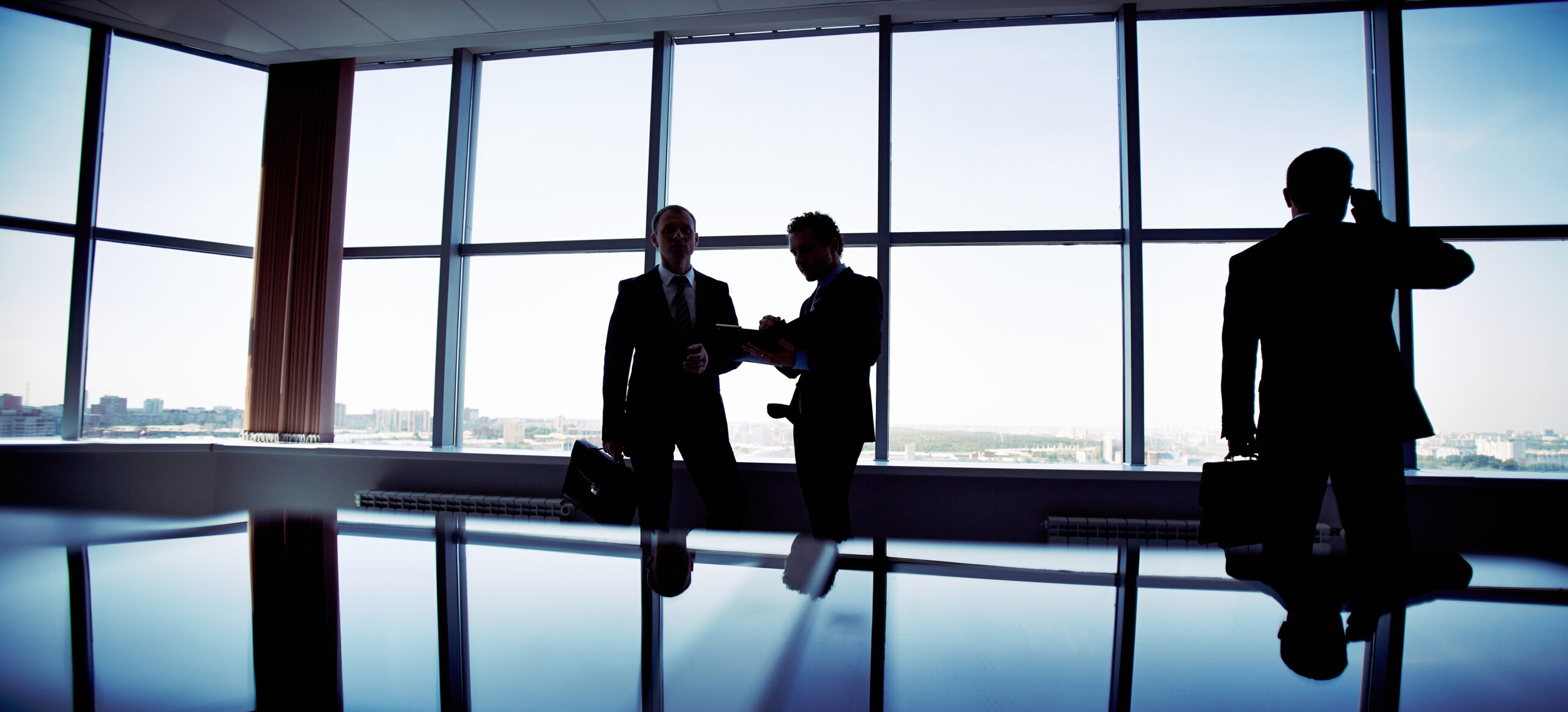 empresarios que trabajan en relaciones públicas