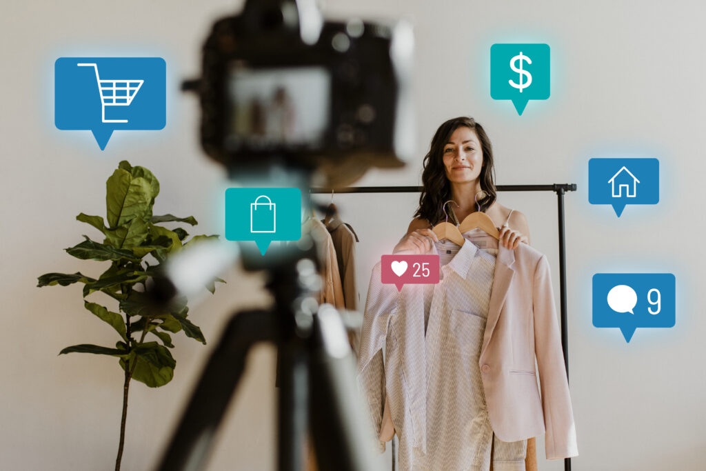 Estrategias de relaciones públicas: 6 técnicas infalibles 1 woman live streaming online shopping campaign 1024x683 1