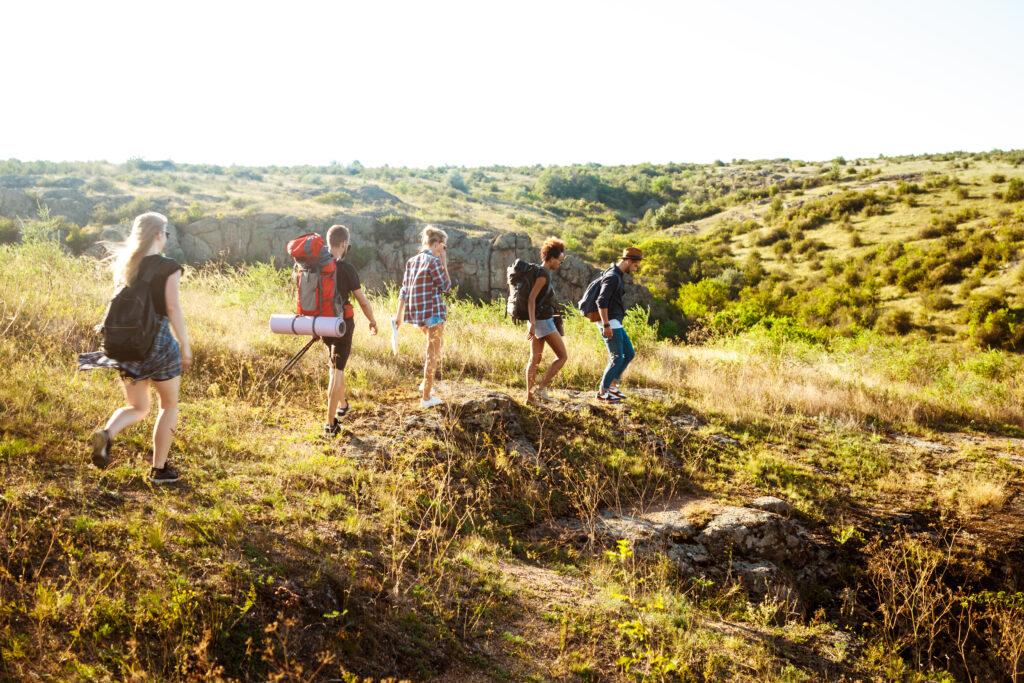 Menos ruido, más relevancia: como combatir el FOMO con información de calidad 3 young beautiful friends travelers with backpacks walking canyon 1024x683 1
