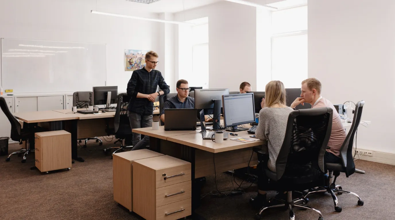 Equipo trabajando en el paywall de su medio